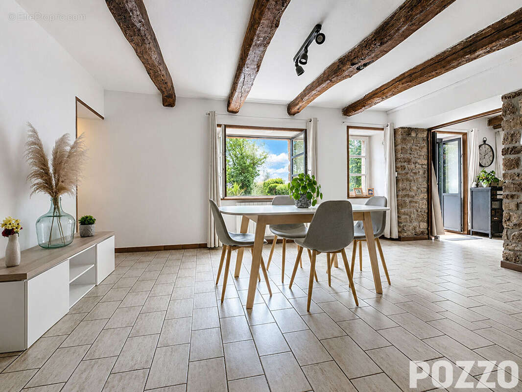 Maison en pierres à Saint Planchers 6 pièces de 120 m2 avec dépendances - photo 5