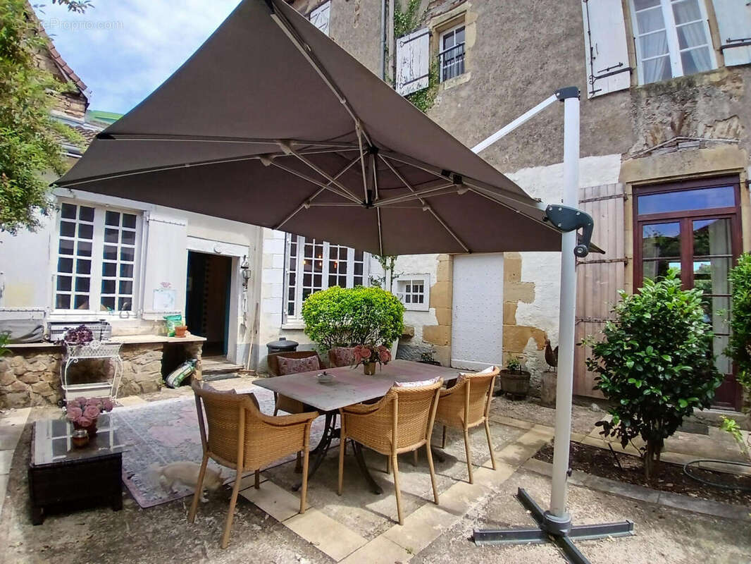 Une très belle maison de village en Dordogne à vendre, avec vue sur le château. 14 pièces. - photo 8