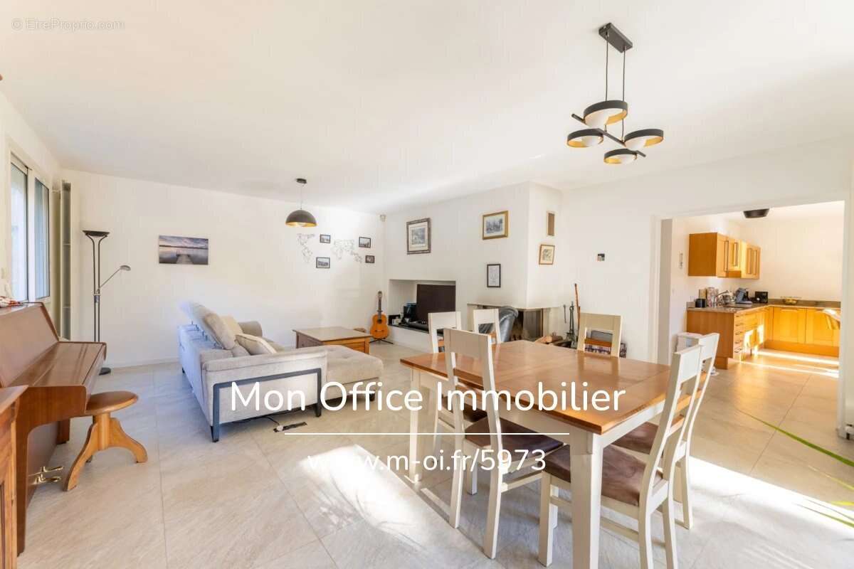 Maison à SIMIANE-COLLONGUE