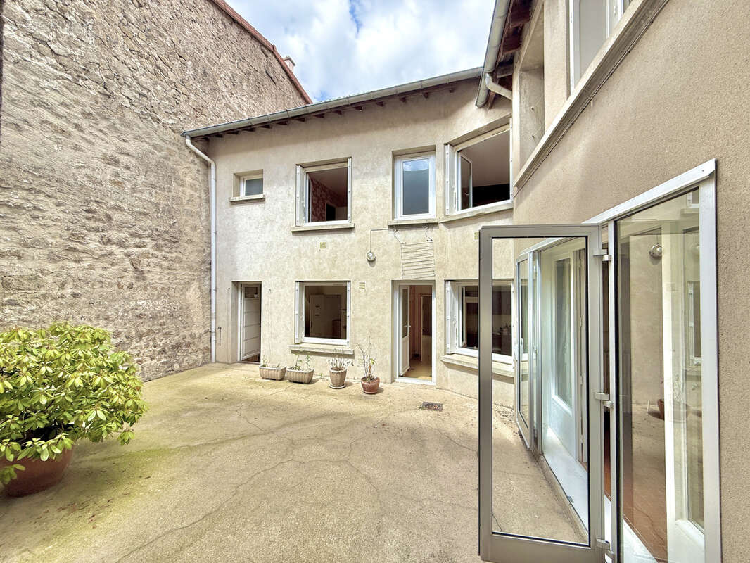 Maison de village familiale 8 chambres  205 m2 avec cour, garage double   Saint Didier en Velay- centre villag - photo 2