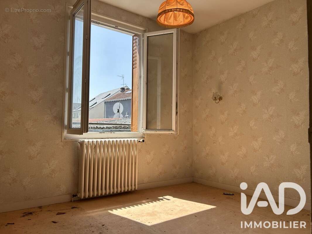 Maison 100 m² à Saint-Jean-De-La-Ruelle  - photo 6