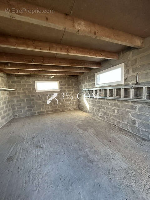 Maison de 117m2 avec deux garages et dépendances sur 960m2 d - photo 15