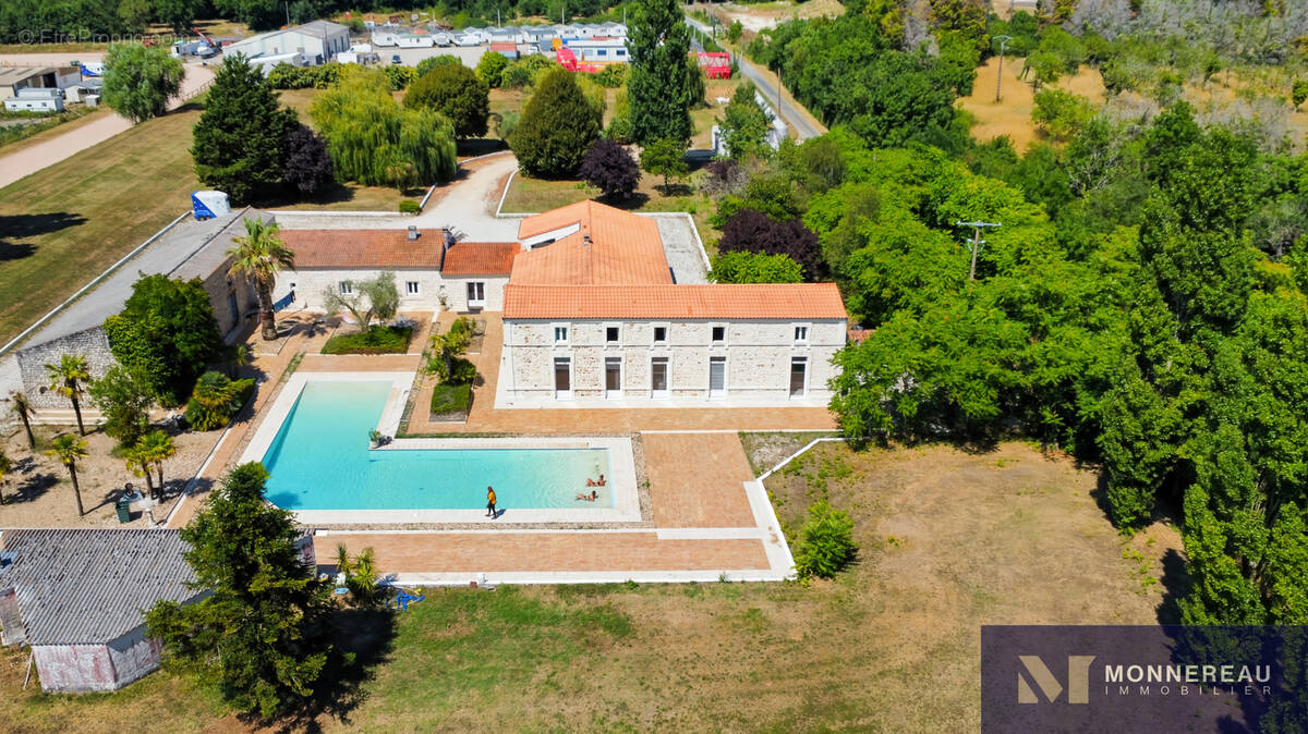 Maison à CHAILLEVETTE