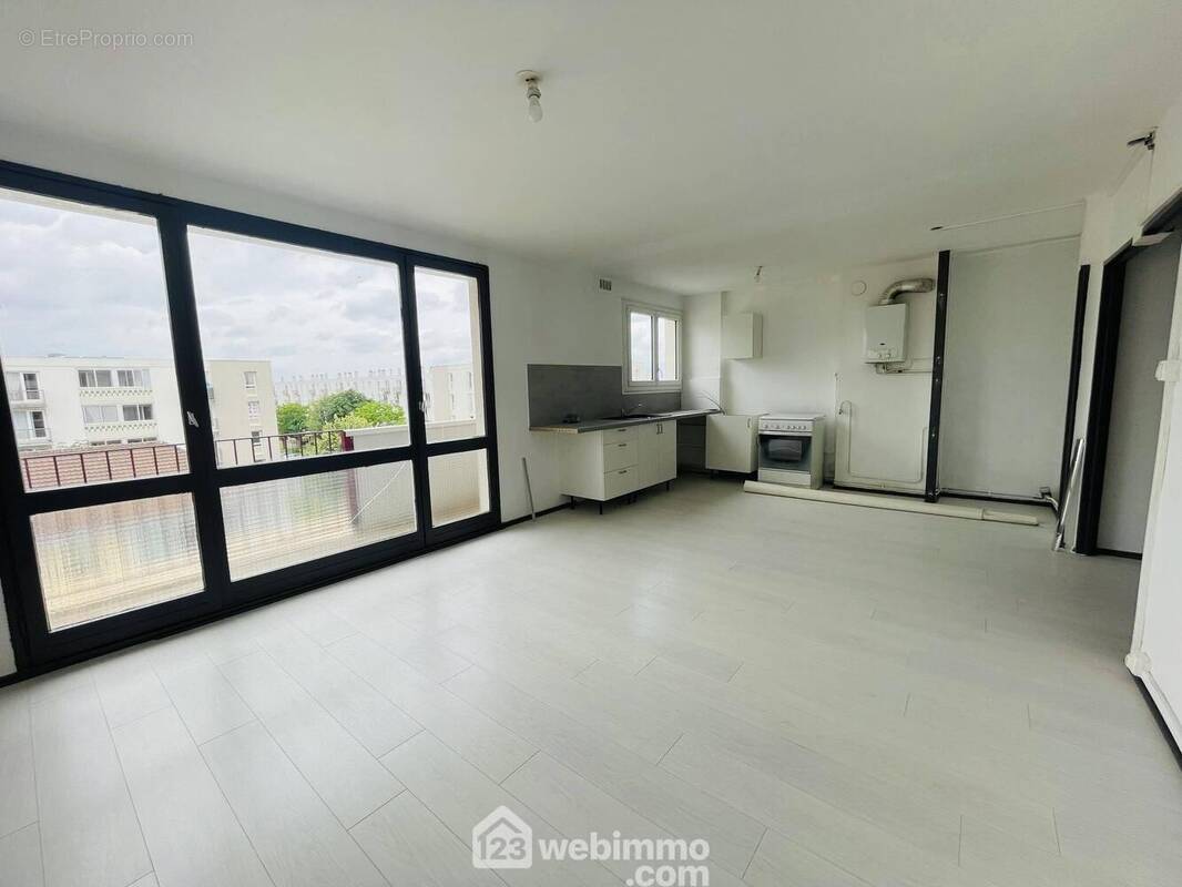 Vous bénéficiez d&#039;un accès sur le balcon - Appartement à LAON