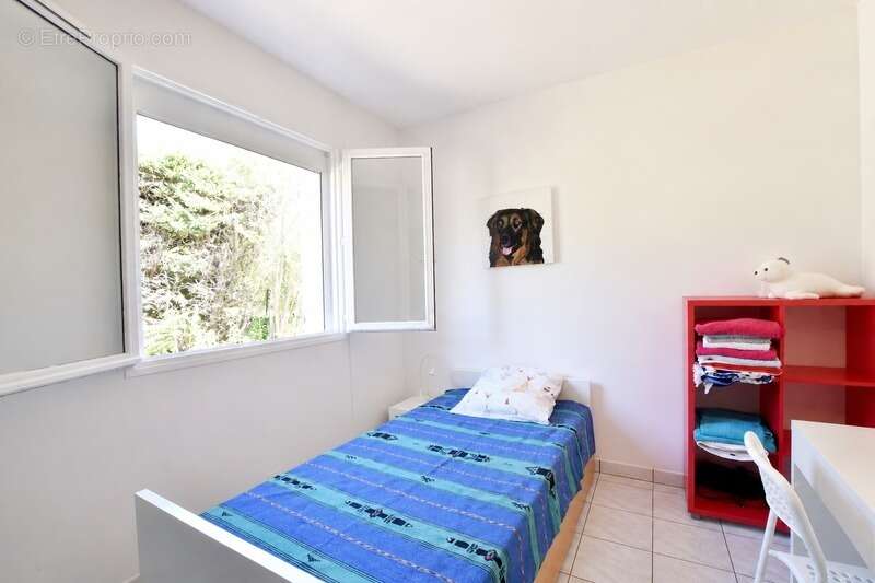 Maison de plain-pied avec grand jardin et piscine - photo 11