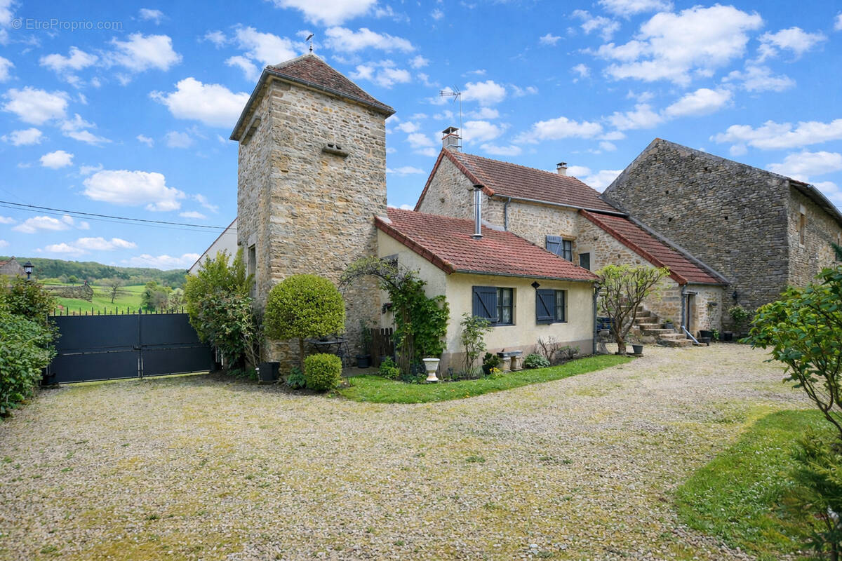 Maison à NEUFFONTAINES