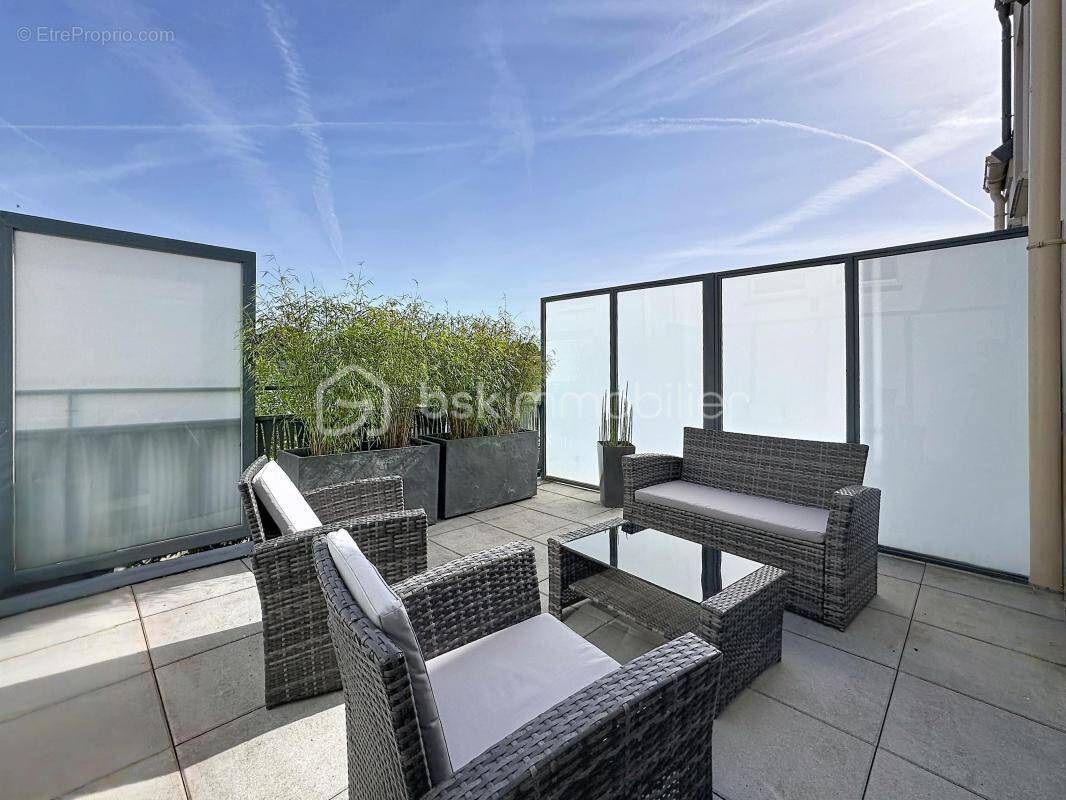 Appartement à THIVERVAL-GRIGNON