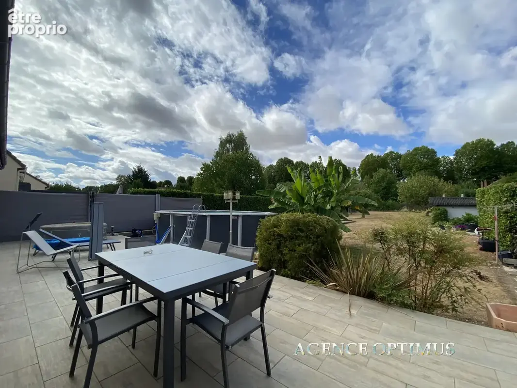 PAVILLON DE PLAIN-PIED - 3 chambres - Grand terrain clos 1400m2 - Piscine - Garage - VILLENEUVE LA GUYARD - photo 4