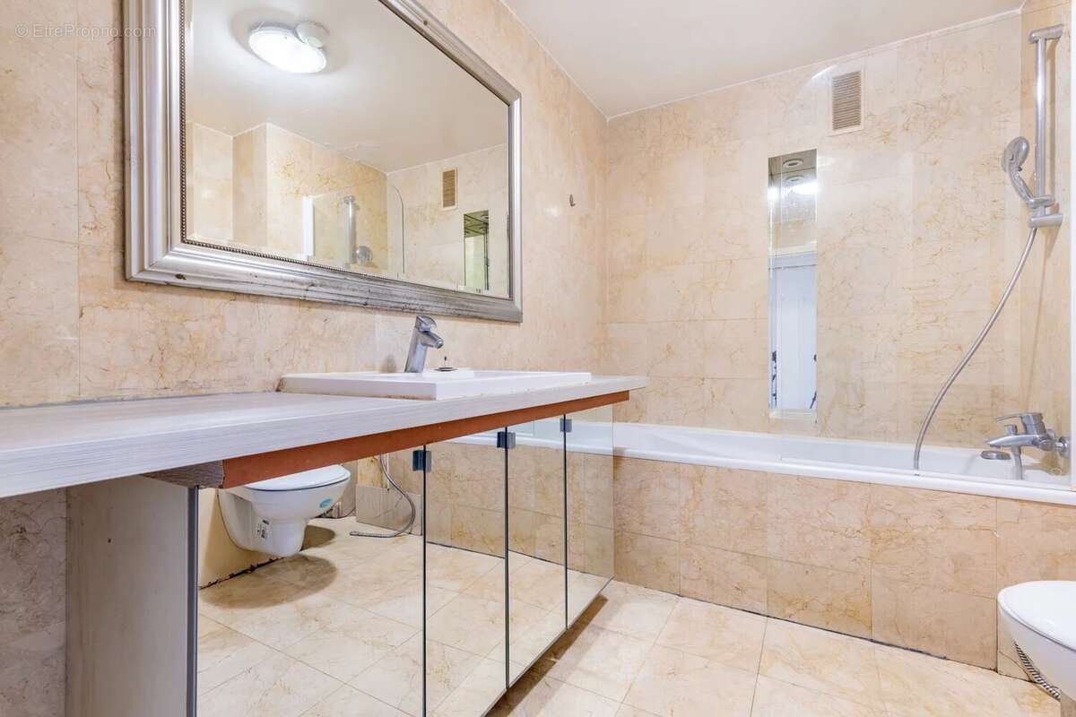 Appartement à PARIS-8E