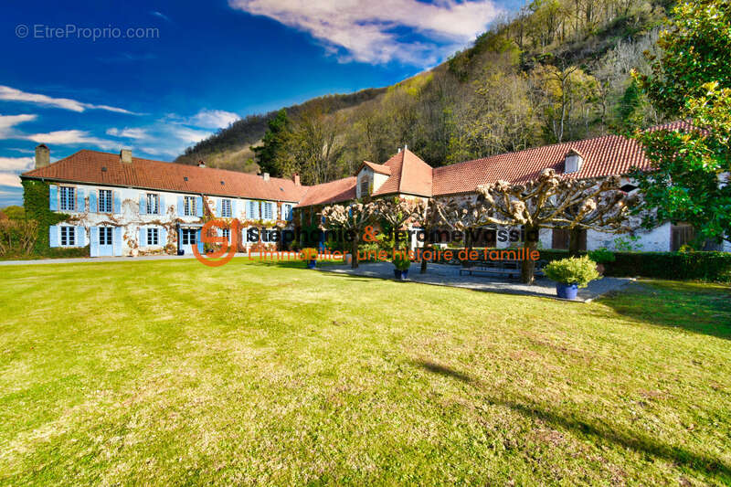 Propriété de prestige du XVIIIᵉ siècle – Domaine sur 4 hectares avec dépendances – Pyrénées - photo 4