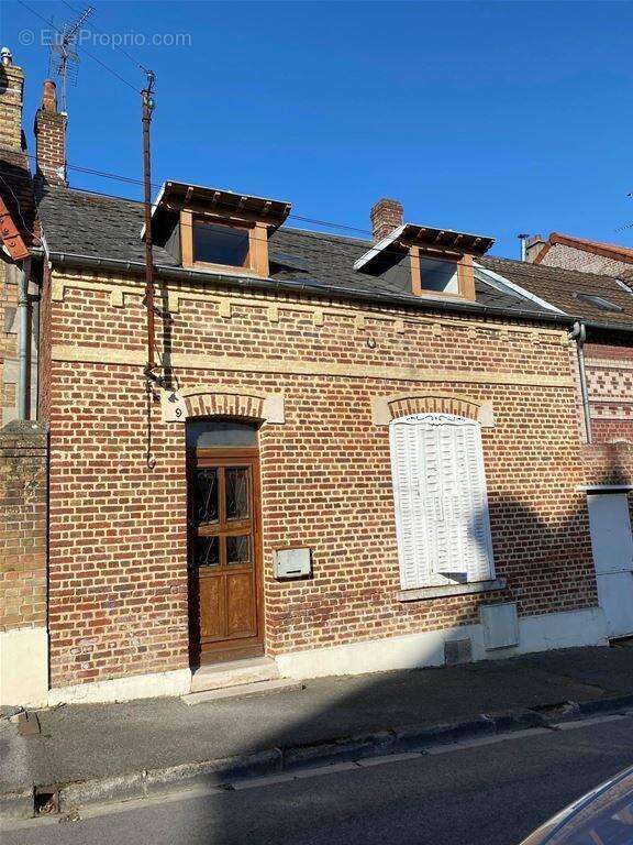 Maison de ville à rénover avec commodités de plain pied d'une superficie de 111 m² - Maison à LAON
