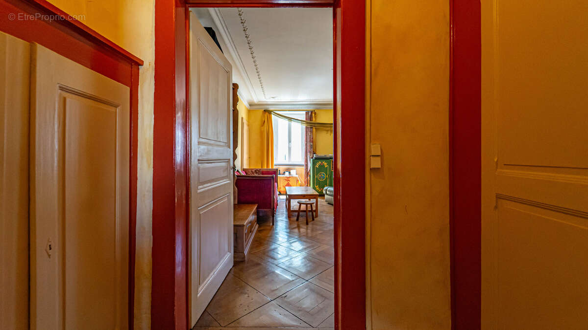 Évian-les-Bains, Hyper-centre, Appartement de caractère de 75 m2 avec cave et grenier - photo 4