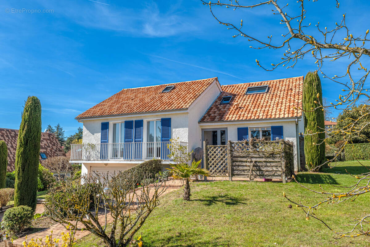 Maison à LA TOUR-DE-SALVAGNY