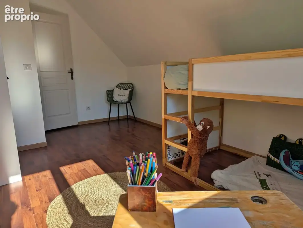 Une chambre avec climatisation