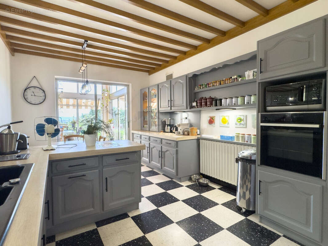 Maison 225 m² à Saint-Georges-Les-Bains  - photo 9