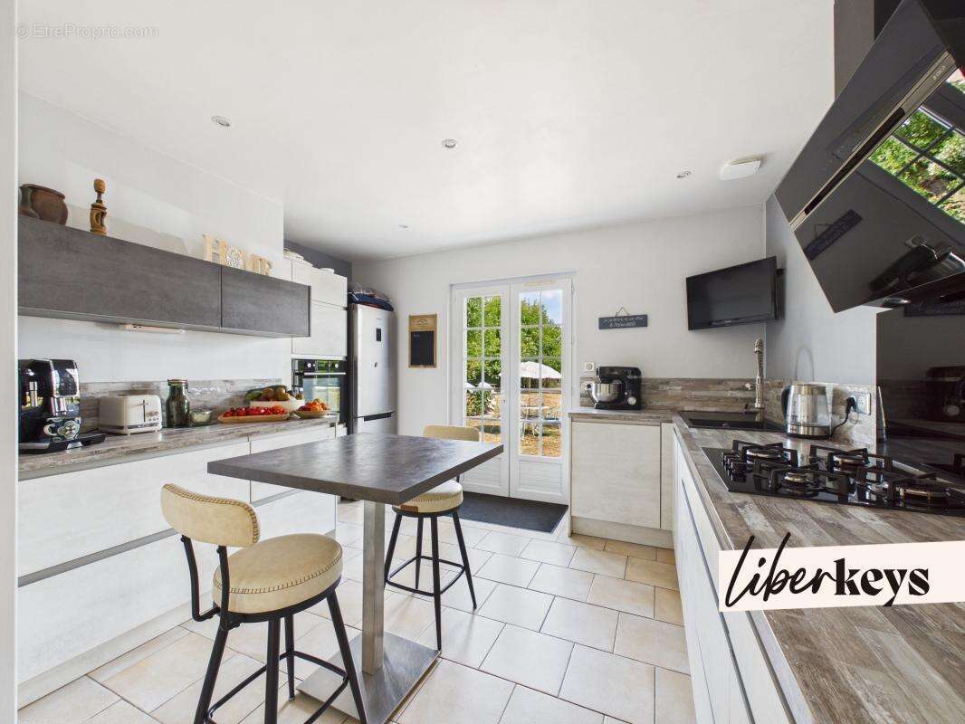 AUBIE-ET-ESPESSAS – Maison T5 rénovée 110 m² – Terrain 1 700 m² - photo 3