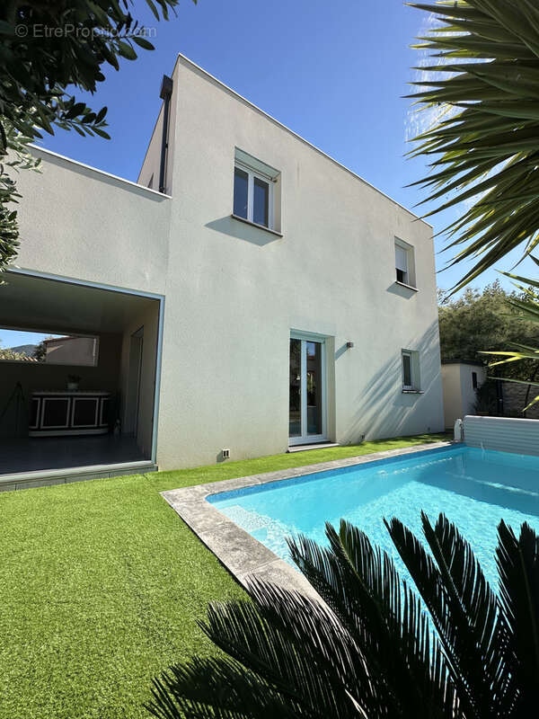 Maison à VILLELONGUE-DELS-MONTS