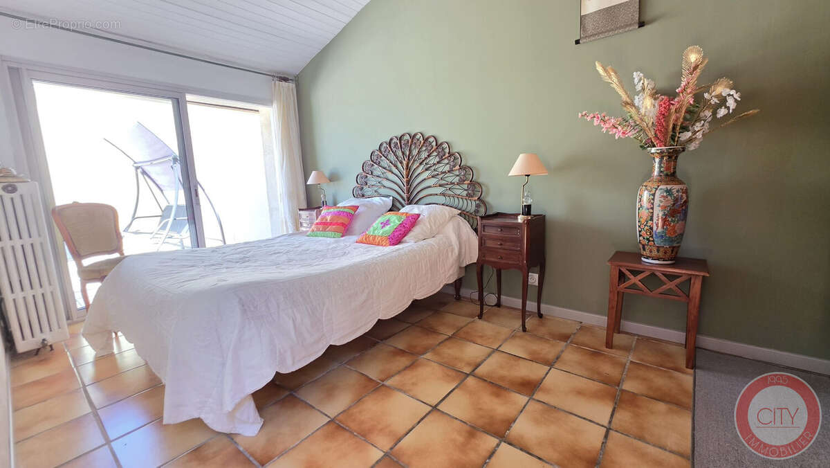Maison 305 m² à Saint-Sulpice-De-Faleyrens  - photo 8
