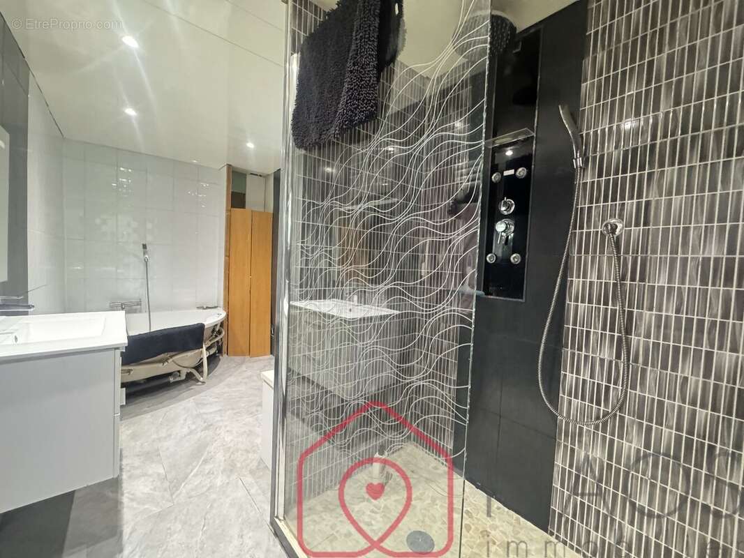 À VENDRE 150000.                                           Charmante maison traditionnelle mitoyenne avec 6 500 m² de terrain  - photo 3