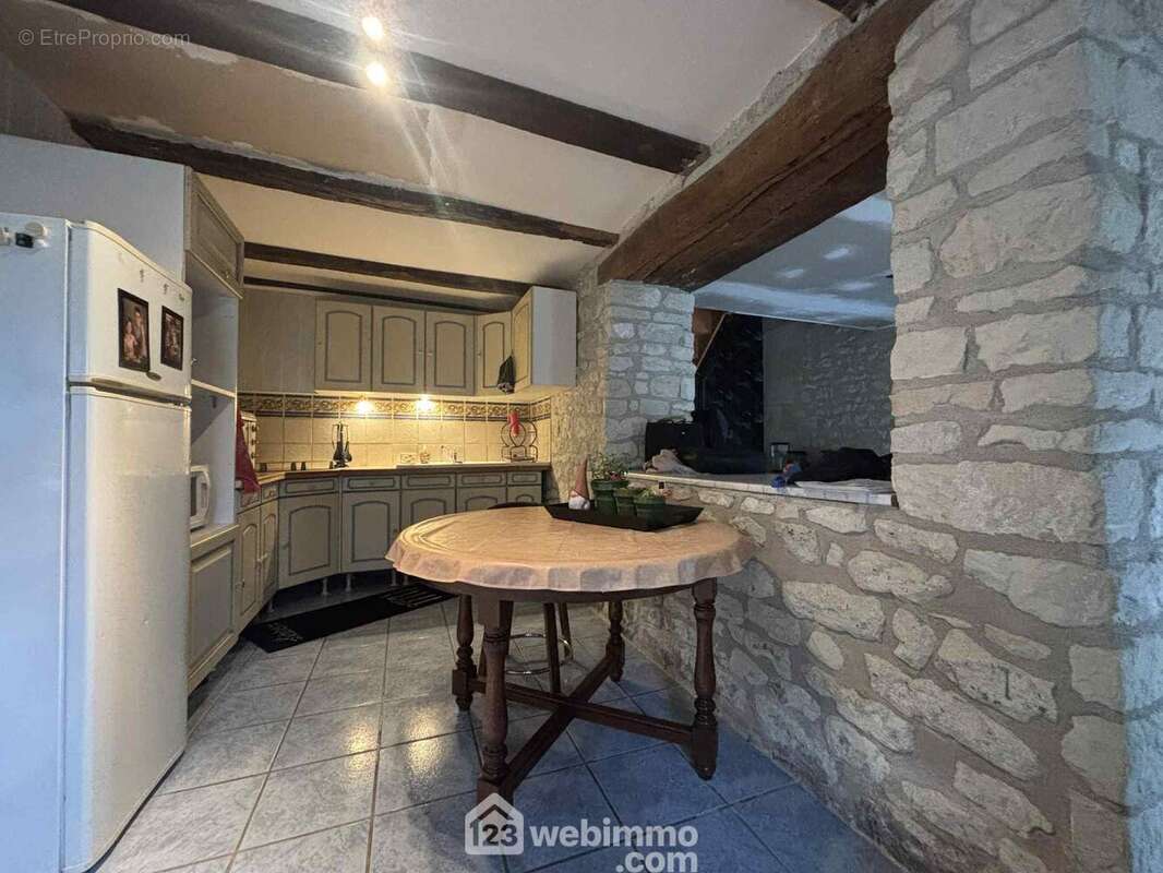 De l&#039;autre côté, la cuisine aménagée, - Maison à THURE