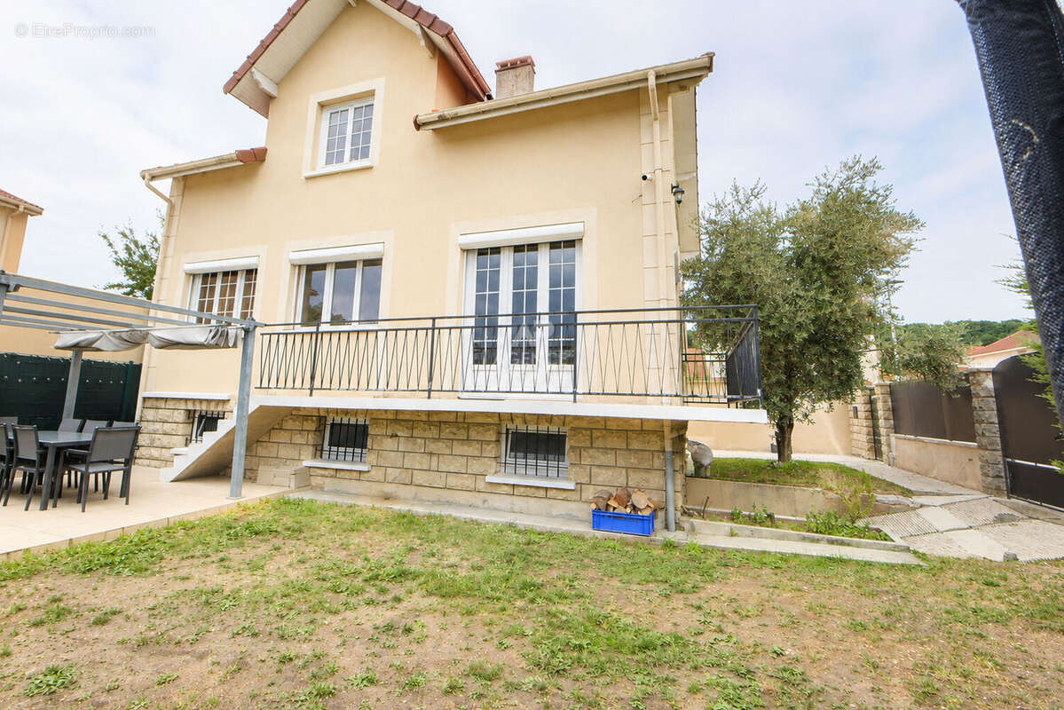 Maison à CHANTELOUP-LES-VIGNES
