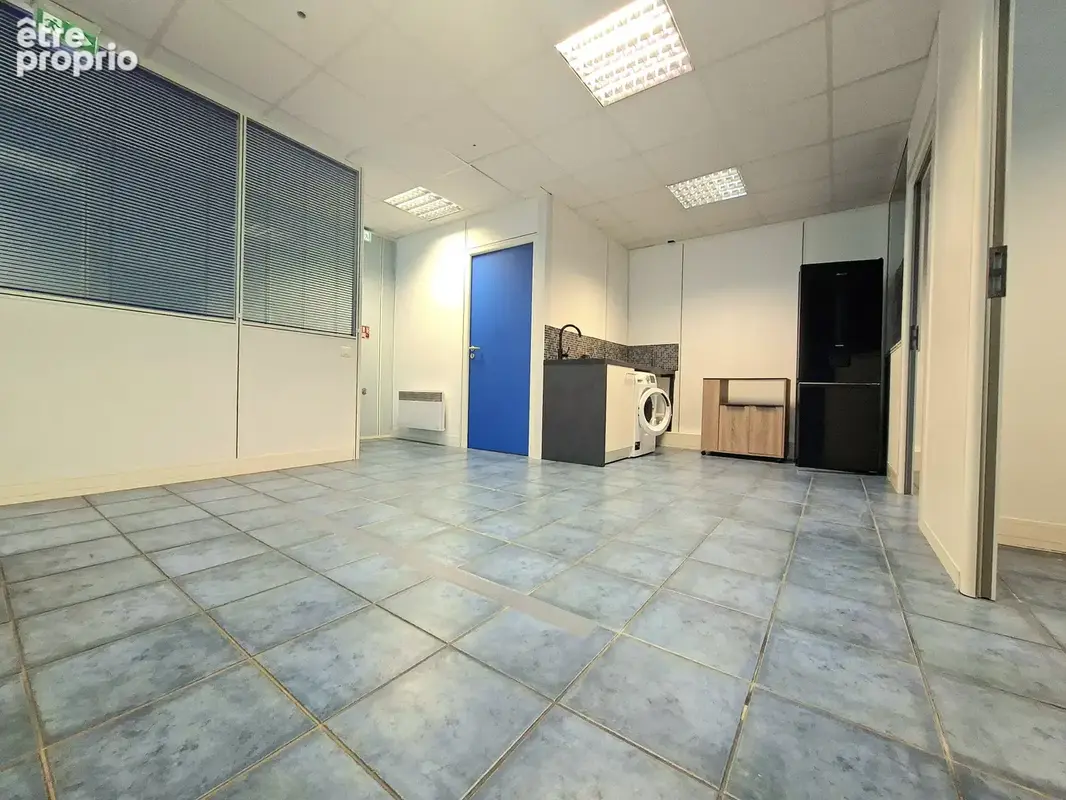 Local 142m2 -  entrepot + bureaux - grand parking - acces pl - photo 6