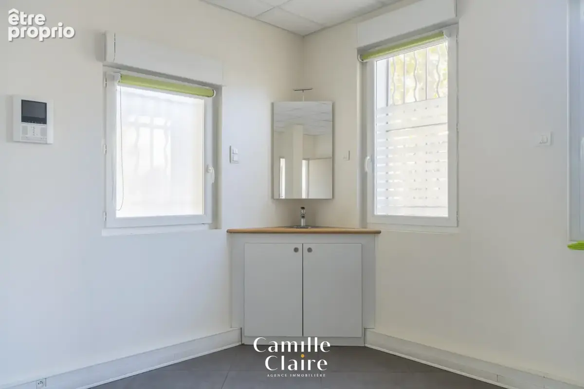 Local professionnel 142m2 + 3 stationnements + cour privative - photo 13