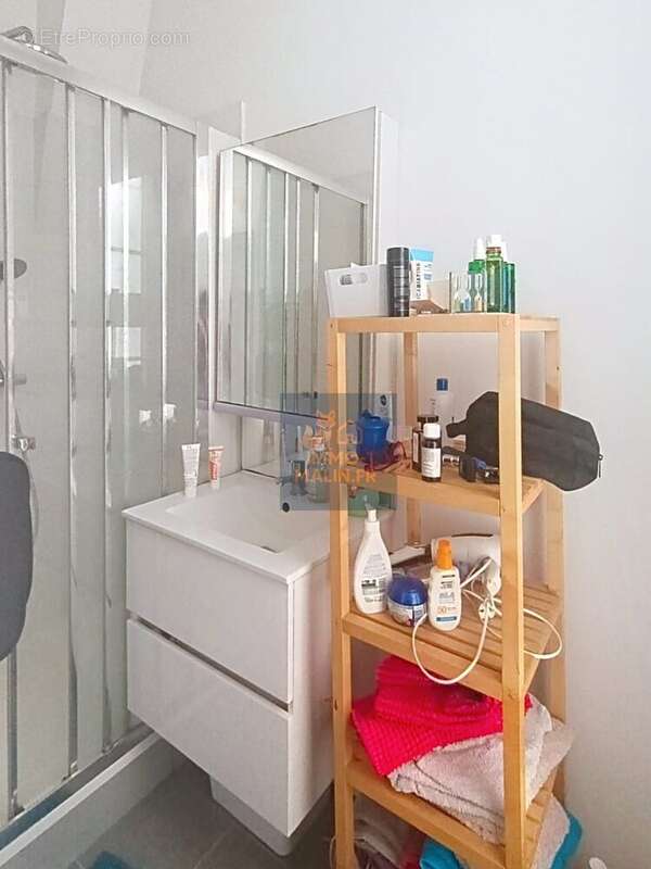 Salle de douche - Appartement à PARIS-18E