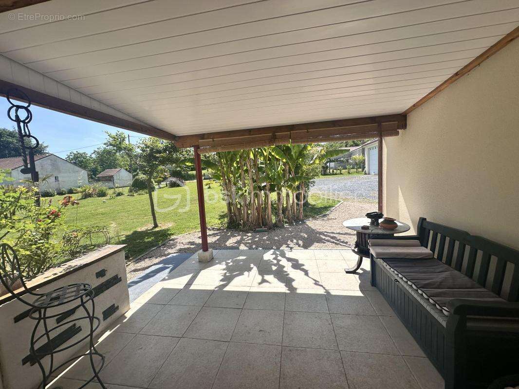 Maison à VILLECOMTAL-SUR-ARROS