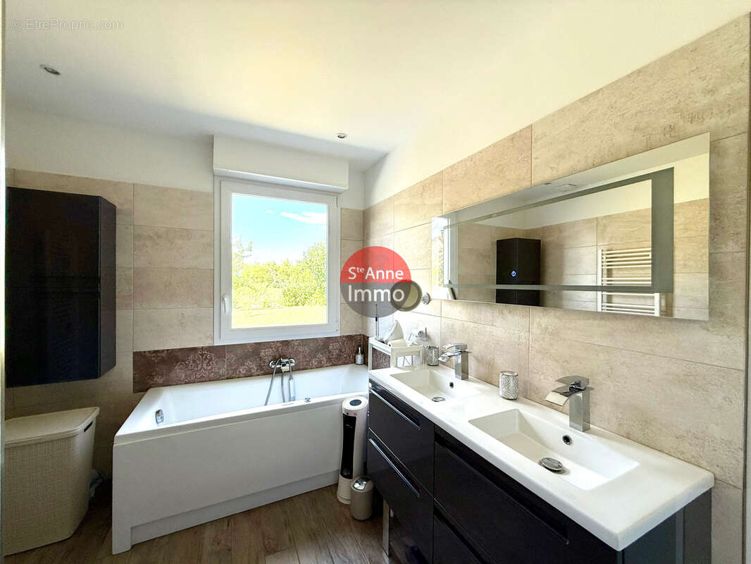 Vrely - pavillon individuelle - 106m2 - plain pied - 3 chambres - garage - jardin - cour - terrasse - photo 12