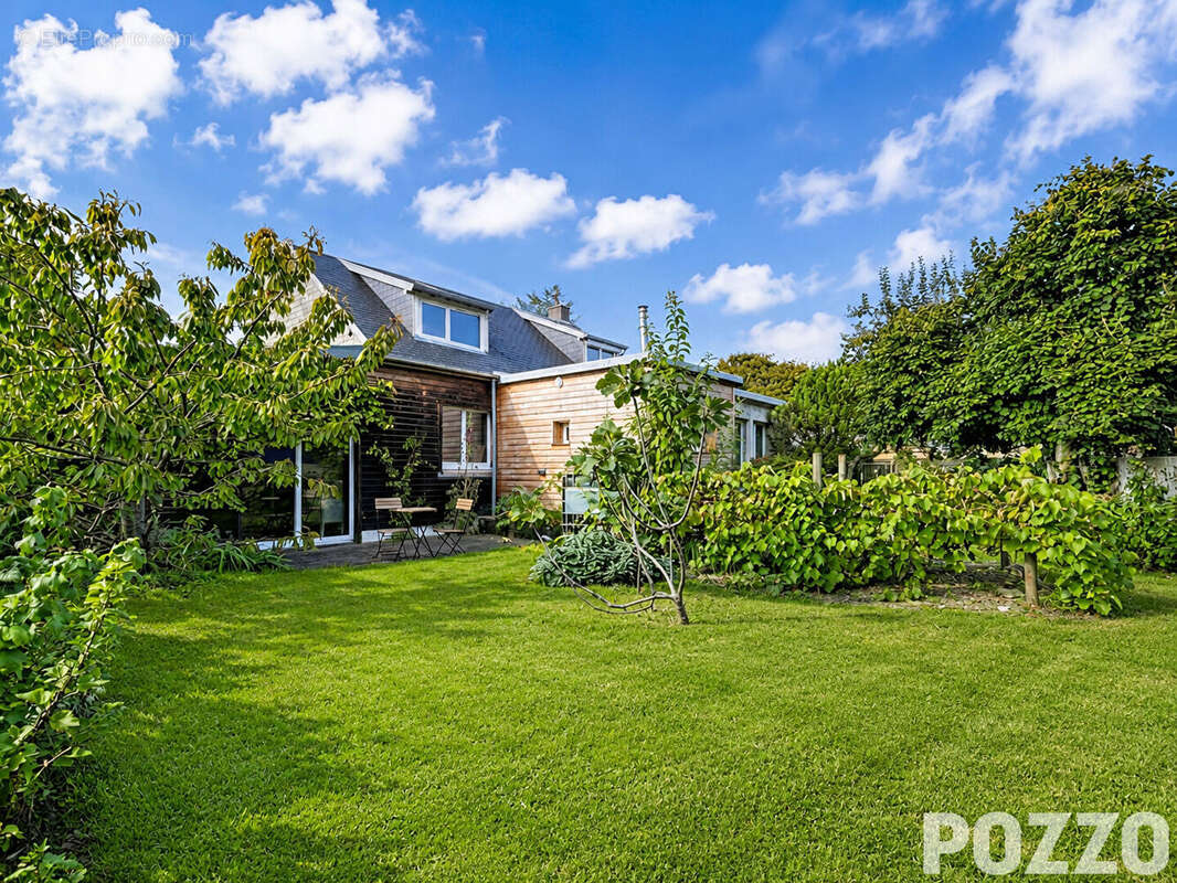 EXCLUSIVITÉ : Coutances Centre Ville, vie de plain pied, 4ch, 123m2, 881m2 de terrain, beaux volumes et belles prestations. - photo 2