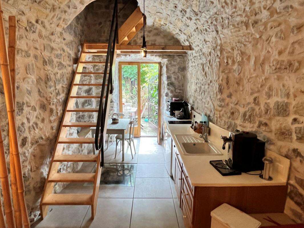 Maison à BERRIAS-ET-CASTELJAU