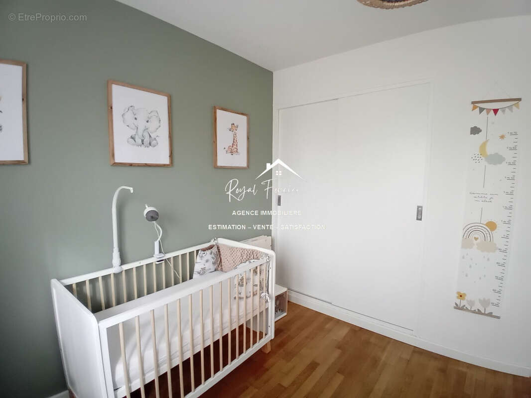 Chambre 1 avec placard  - Maison à CHATELLERAULT