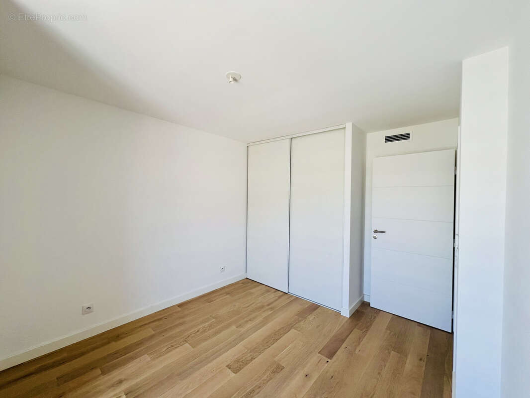 Appartement à SAINT-LAURENT-DU-VAR