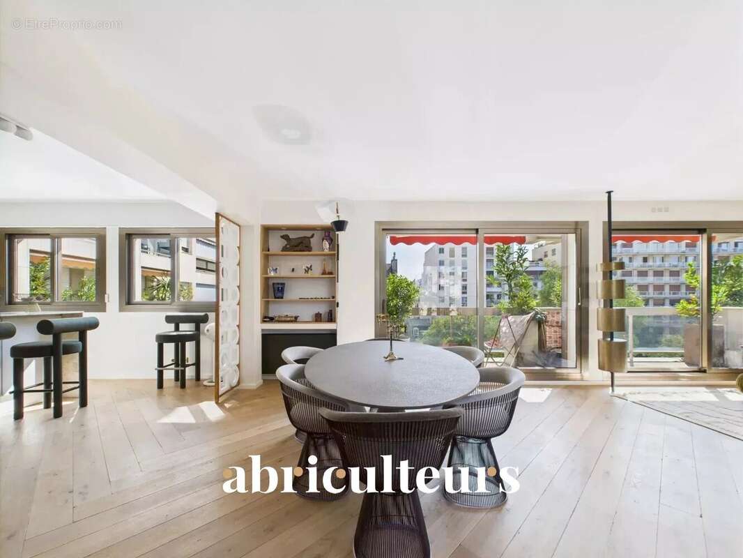 Appartement à PARIS-16E