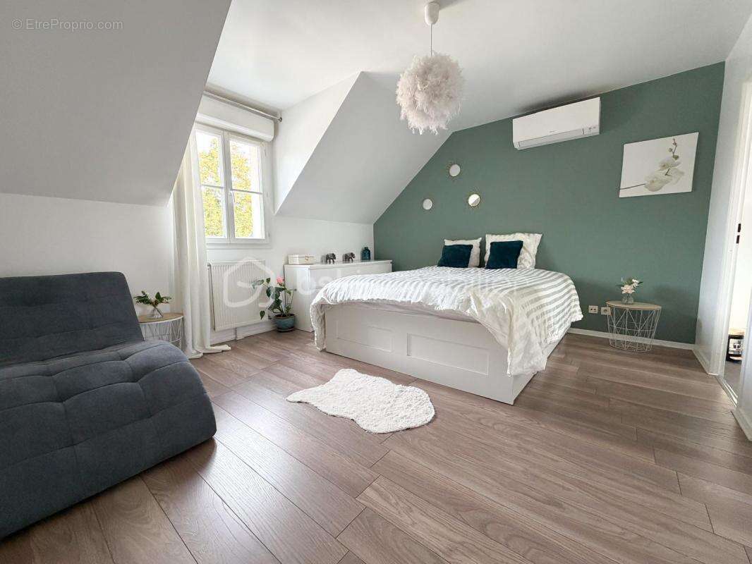 Maison à LE COUDRAY-MONTCEAUX