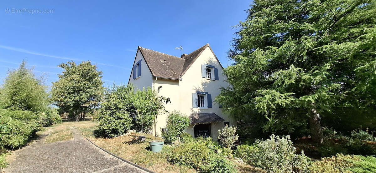À vendre   Maison familiale de 175 m2   7 pièces   4 chambres   Yèvre-le-Châtel - photo 2