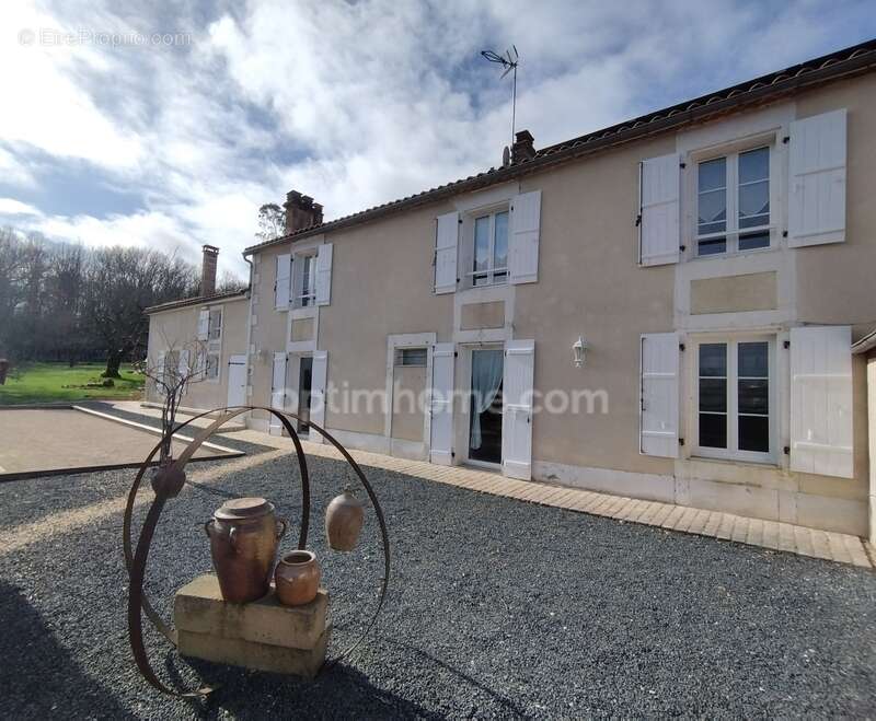 Charente, exceptionnelle ! A 10mn de La Rochefoucauld, maison 206 m², pièce de vie 70 m², grange, terrain clos 3602m² - photo 3