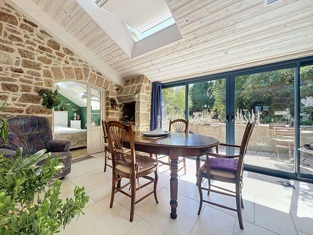 Maison en pierre rénovée, jardin clos et vie de plain-pied à Roz-sur-Couesnon Baie du Mt St Michel - photo 3