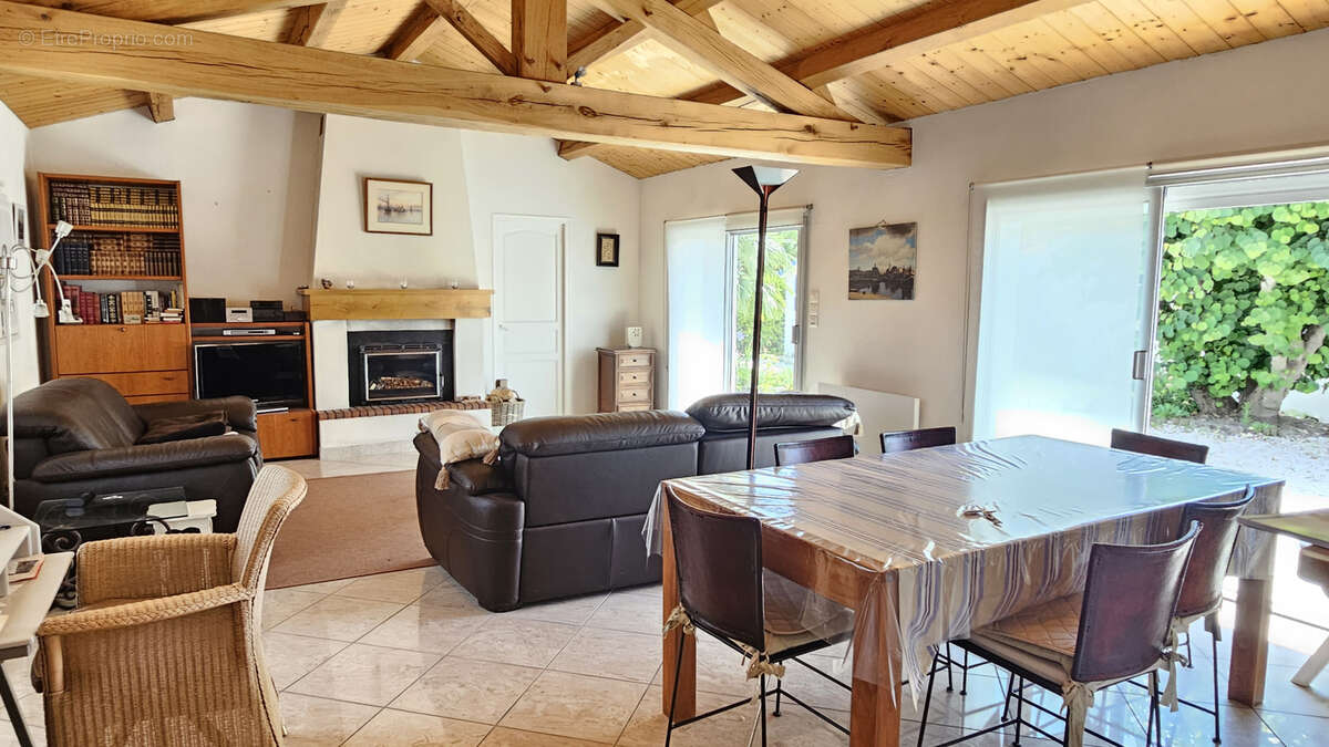 A proximité du bois des Eloux, belle maison en très bon état. - photo 14