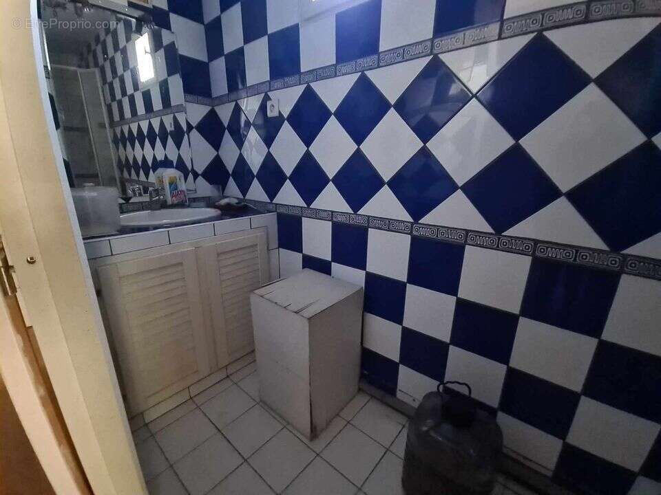 IMMEUBLE PAUILLAC CENTRE 2 ETAGES A RENOVER - Maison à PAUILLAC