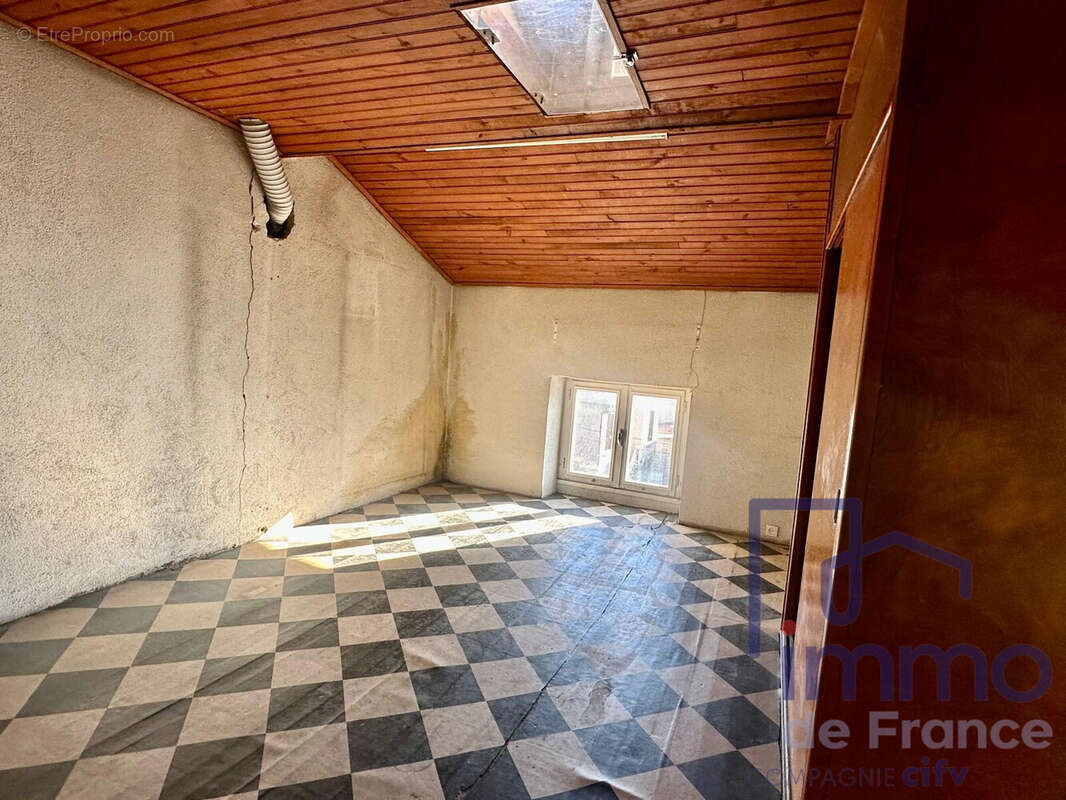 Maison à SAINT-GENEST-LERPT