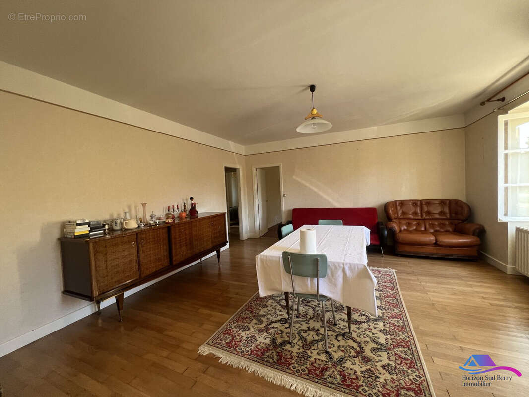 SALON-SALLE A MANGER - Maison à NERET