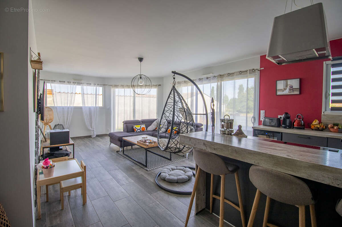 Maison 5 pièces - 106 m2 - Proche du Centre-ville de La Garnache - photo 2