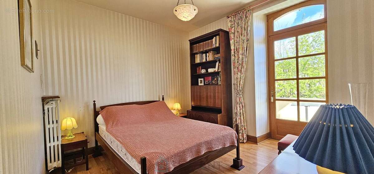 Rare à Domme  Maison de caractère avec 2 appartements, jardin, cave et grand garage - photo 9