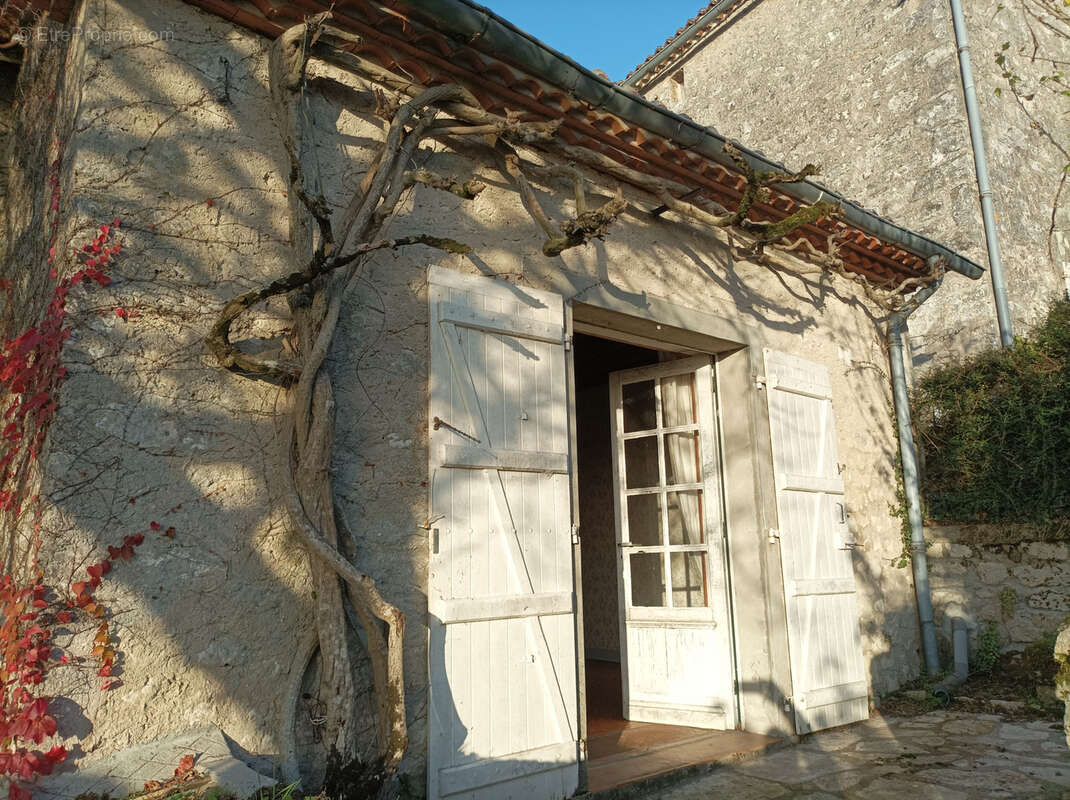 Maison à VILLEBOIS-LAVALETTE