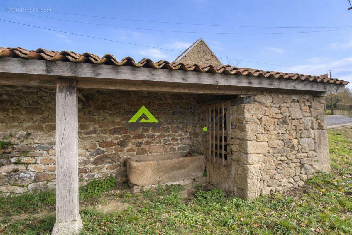 Maison à SAINT-MARC-A-FRONGIER