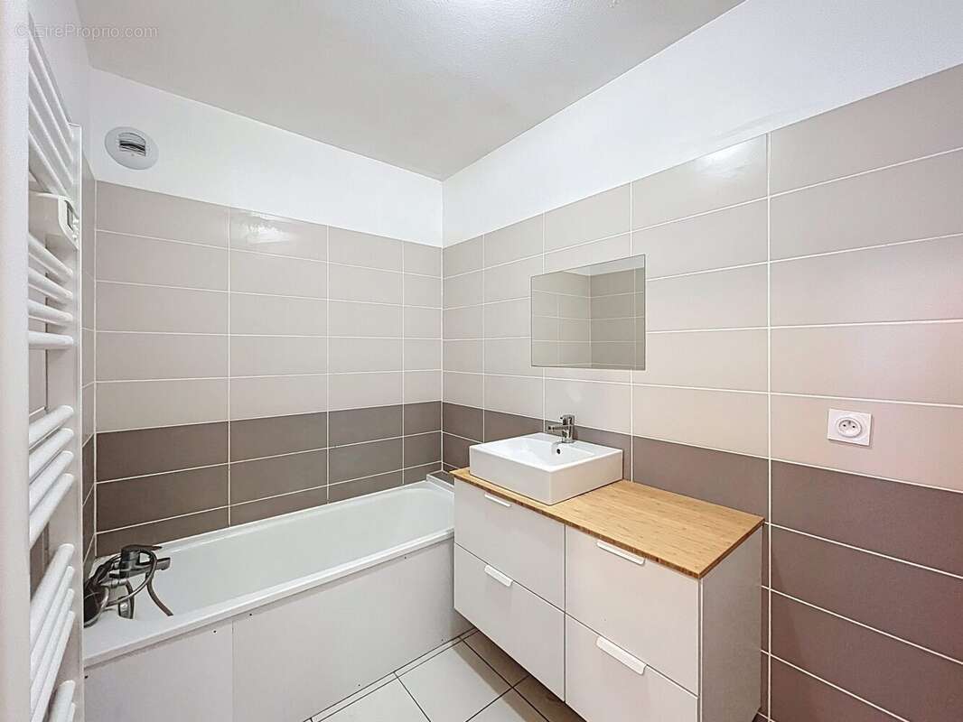 salle de bain - Appartement à FONTAINE