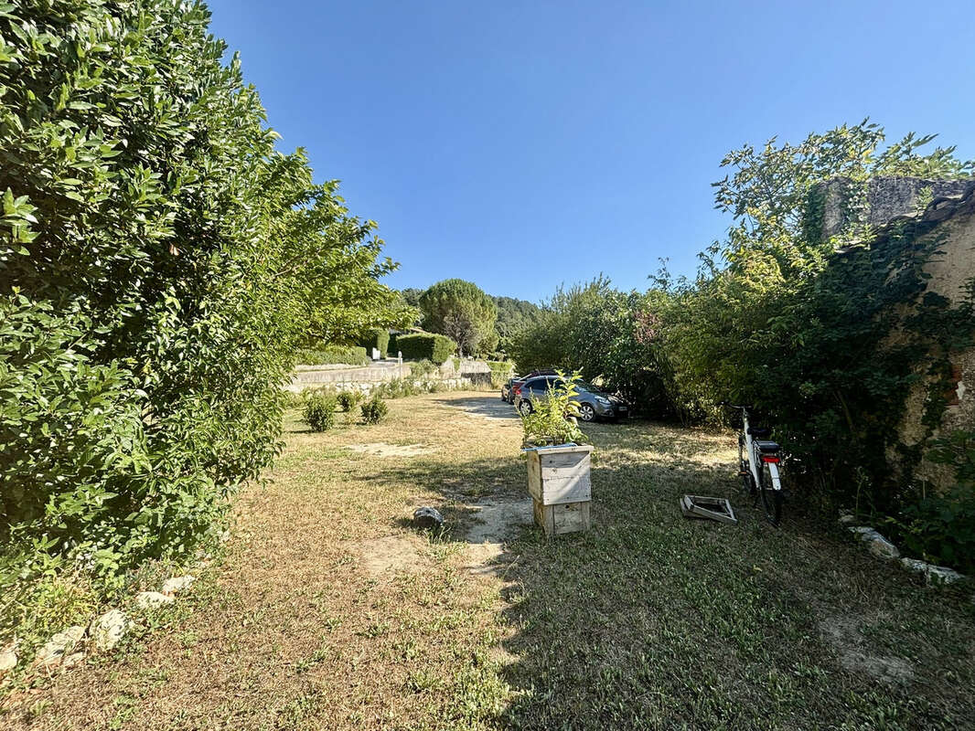 Maison avec fort potentiel sur 2 133 m2 de terrain constructible et divisible - photo 3