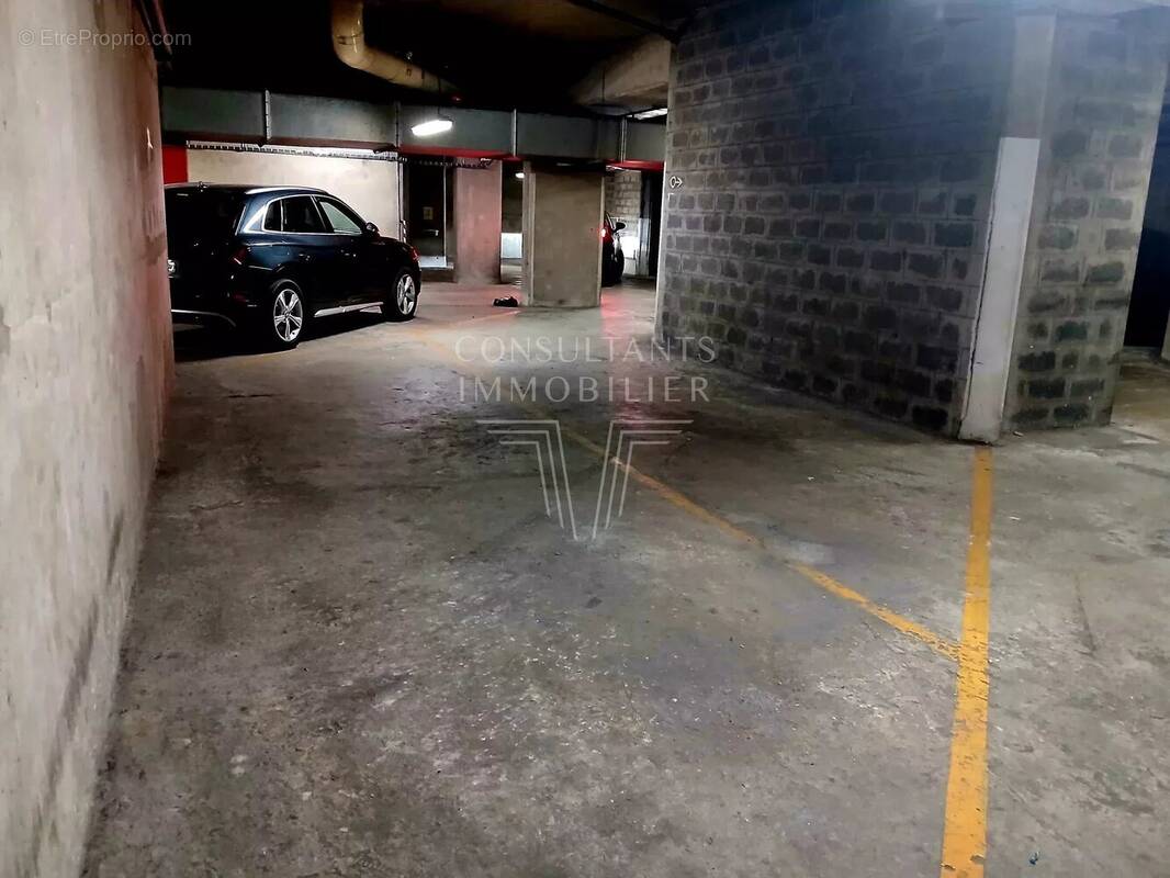 Parking à PARIS-16E